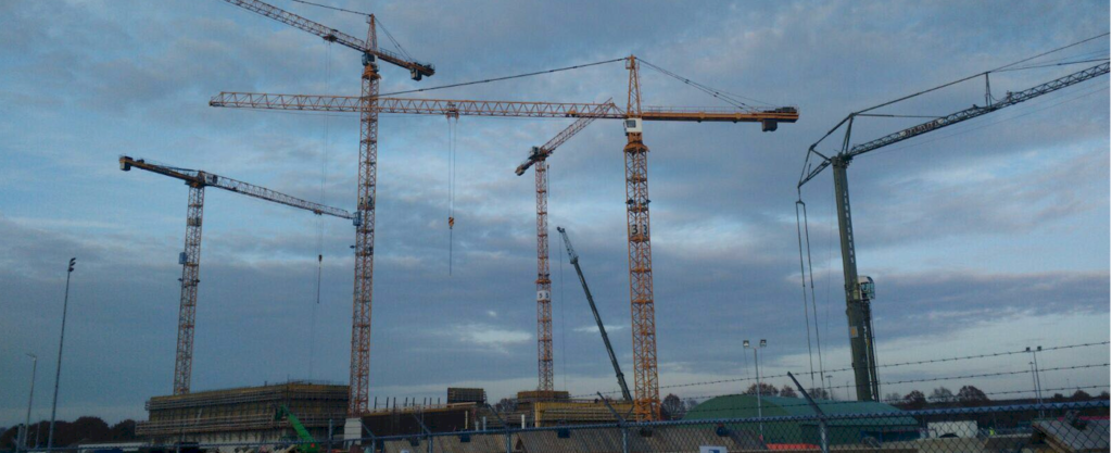 Torenkranen op een bouwproject waar riggers van V&V Support werken